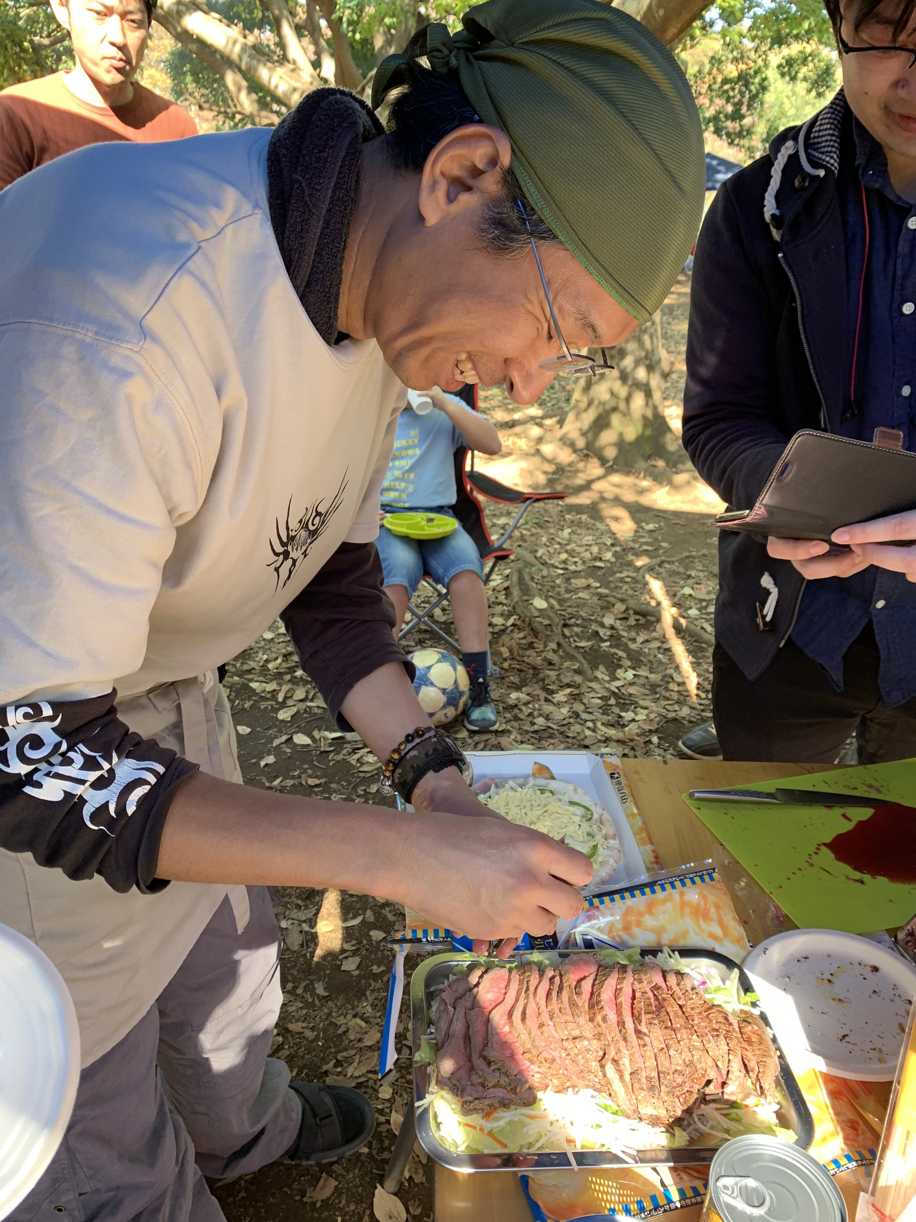 ローストビーフを調理する原田マネージャー